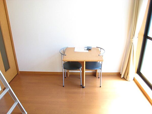 画像7:折り畳み式テーブルや椅子付き