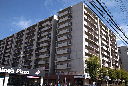 1階フロアーには店舗が多数入っていて生活至便です。