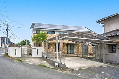 外観:ゆとりのある敷地に建つ木造2階建て。落ち着いた雰囲気の外観です。 外観:ゆとりのある敷地に建つ木造2階建て。落ち着いた雰囲気の外観です。