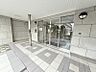 エントランス：広々としたエントランスが、日々の出入りを快適に。オートロック完備で安心の暮らしをサポートします。