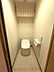 トイレ：清潔感のあるトイレ空間。温水洗浄便と、予備もセットできるトイレットペーパーホルダーを備えています。