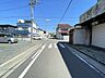 その他：幅員約5.4mの前面道路です。2台の車がすれ違うことが出来る道幅です。車の出し入れもゆったりとする事が出来ます。