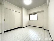 【5.1畳洋室】壁が白いのでプロジェクターを設置して映画やYouTubeなど楽しめます♪部屋がおしゃれなシアタールームのように変身◎