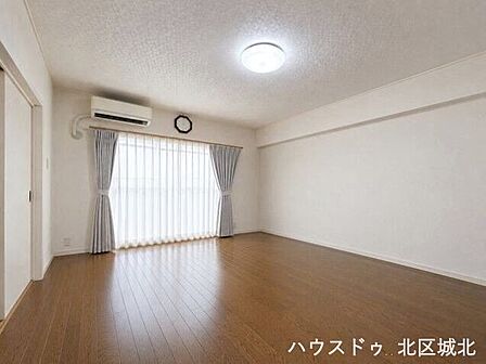 室内は木目の落ち着きの感じられる雰囲気になっています。※イメージ画像(実際の写真をもとに家具等をCGで除去したものになります)