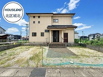 外観：土地面積83坪超・建物面積144m2超！鉄骨造2階建、駐車3台以上可能な4LDK＋Sです。