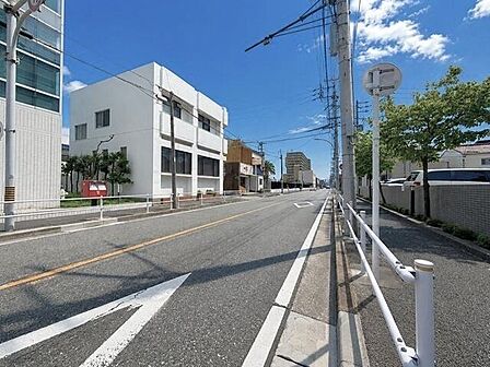【北側前面道路】前面道路です。歩道も付いているので、歩行者も安全に通行ができます。小さなお子様がいるご家庭も安心ですね。