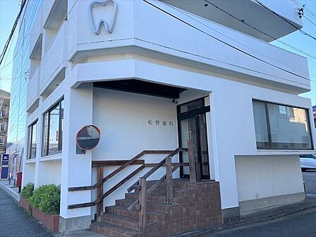 松野歯科【松野歯科】歯科、小児歯科診療時間:9:00-12:00 15:00-19:00休診日:木・土曜午後・日・祝 300m