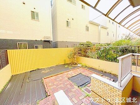バルコニーから繋がるお庭スペース♪自分なりにアレンジして、素敵なお庭を作ることができますね!※賃貸前の写真です