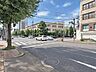 外観：【西側前面道路】街並みが開放的で圧迫感がありません。