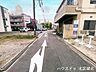 外観：南側幅員約3.9mの前面道路です。普通車が1台通れる幅となります。大型車の通行が少ないので、振動や騒音が抑えられます。