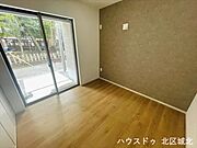 4.5帖1階に位置しアクセスしやすいですね。アクセントクロスがおしゃれな雰囲気を演出します。
