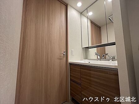 鏡の裏側は収納になっているので、歯ブラシなども片付けられます。散らかりがちな洗面台もスッキリと清潔なスペースを保てます。