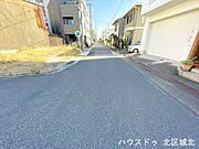 南側約5.9ｍ道路幅にゆとりがあるので、車種を選びません。大きめの車を乗りたい方にもオススメです。