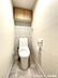 トイレ：上部戸棚にはトイレットペーパーのストックや掃除道具などを収納することで、すっきりと空間を保てます。