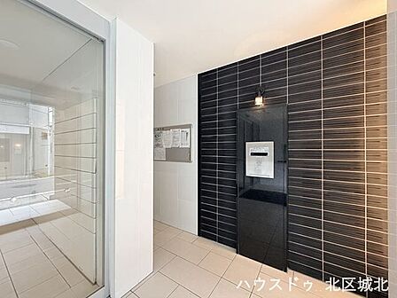 重厚感あるエントランス。オートロックの安心感もありながら、ホテルライクな上質空間が住まいの価値を高めます。