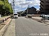 外観：南側前面道路です。2台の車がすれ違うことが出来る道幅です。
