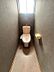 トイレ：小窓から光が差し込む明るいトイレ空間。落ち着いた色合いのアクセントクロスが、心地よい時間を提供します。