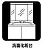 洗面：清潔感のある洗面台です。フラットな鏡は掃除がしやすく毎日清潔！ホースは引き出して使えるので洗顔やお掃除の際に便利です！