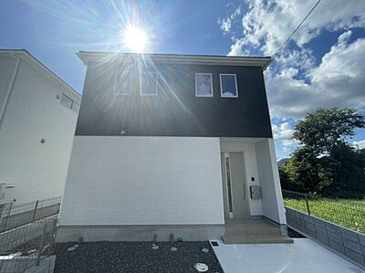 外観：周辺は落ち着いた街並みの住宅地！子育てがしやすい住環境です！まだ未完成ですが、現地でしかわからない事もございます。是非一度ご覧ください。