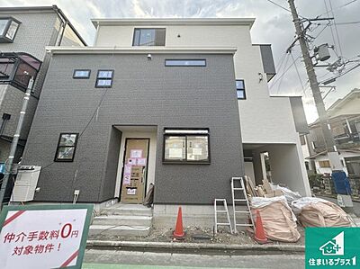 外観：周辺は落ち着いた街並みの住宅地！子育てがしやすい住環境です！まだ未完成ですが、現地でしかわからない事もございます。是非一度ご覧ください。