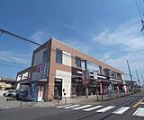 ドラッグストア ホップス 樫原店まで230m スーパーに隣接してますので、お買い物ついでに寄りやすい