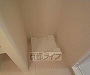 脱衣所に洗濯機が置けます。
