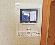鍵をかけたまま訪問者と会話ができます