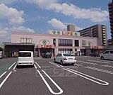 ライフ 梅津店まで454m 天神川四条の南西にあります。大型駐車場完備。