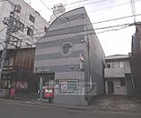 京都西洞院綾小路郵便局まで124m 向かいには公園がございます。