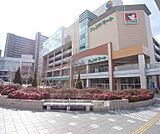 フレンドマート 長岡京店まで100m 駅前に有るので仕事帰りに寄れますよ。