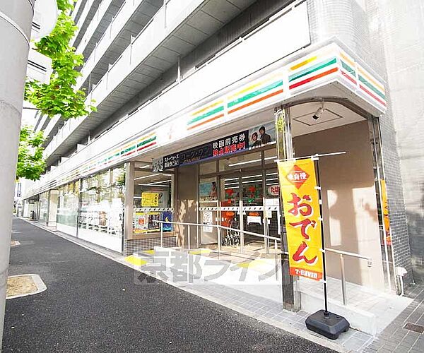 画像30:セブンイレブン烏丸九条店まで1m 九条通りに面したセブンイレブン。2016年夏にオープンした。