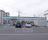 ファミリーマート伏見横大路店まで400m 駐車場が非常に広いです。蘇生会病院も近いです。