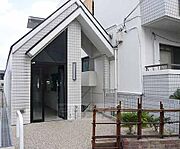 建物入り口はドアつきです。またここ以外からの出入りも可能です。