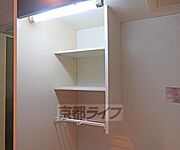 キッチン上に嬉しい棚付き