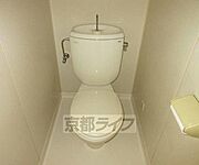 真っ白な清潔感のあるトイレ