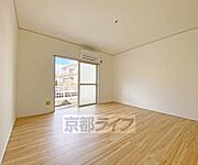 明るいウッドタイルのお部屋です。