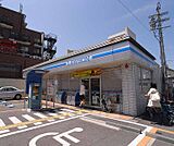 ローソン北野白梅町店まで80m お店の前は広々としガレージ。バス停の目の前です。