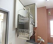 昇降式の食器棚です。