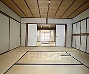 1階の6帖和室から4．5帖和室方向です。続き間で風が通ります。