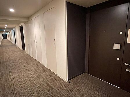 セキュリティ性とプライバシー性を確保する内廊下設計、各住戸の玄関横には、専用トランクルームを設置