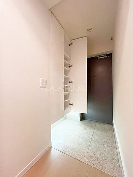 天井までの高さがあるタップリ玄関収納