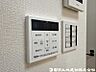 設備：【給湯スイッチ】追い焚き機能があると、帰宅時間がバラバラでもいつでも温かいお風呂を楽しめます。光熱費の節約にもなり、快適なバスタイムが叶う便利な設備です。