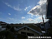 気持ちのいい空が見渡せる広いバルコニー。爽やかな風を感じて、心躍る素敵な暮らしがはじまります。