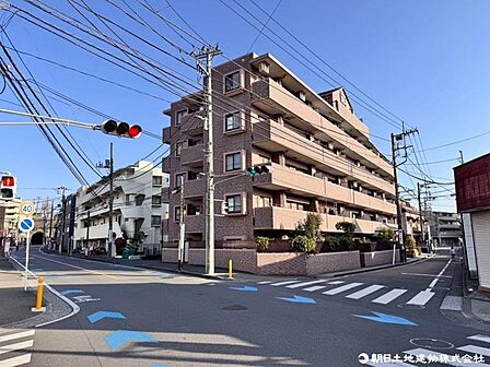 【外観写真】彩られた街区に現出する建物は、ここに住まう方々へ余すこと無く太陽の恵みを届けられるように計画・設計されております。