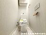 トイレ：【トイレ】限られた空間ながらも清潔感があり、お手入れのしやすさにも配慮された快適なトイレスペースです。