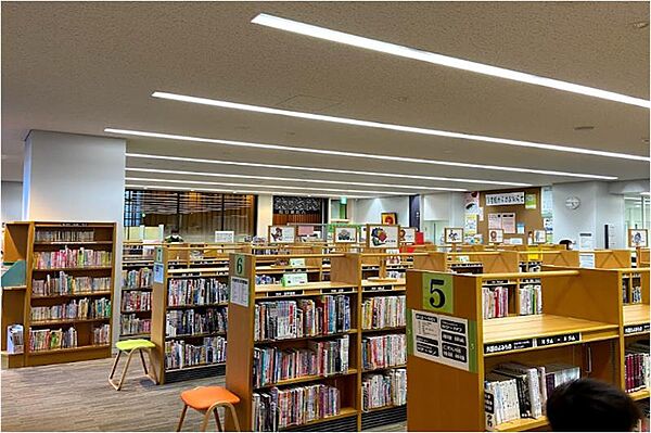 画像18:【図書館】八尾市立八尾図書館まで893ｍ