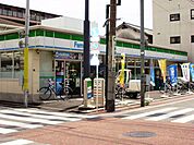 ファミリーマート　大谷口北町店 438m