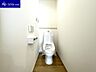 トイレ：ペーパーホルダーも2つ備え、清潔感のあるトイレです。