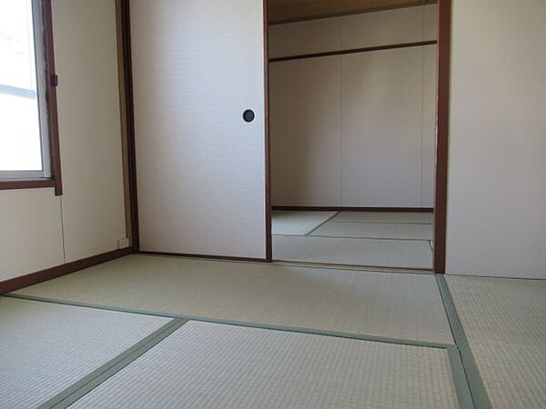 画像9:ふすまで仕切られた和室です。広く使用できます