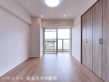 洋室 6.5帖のお部屋バルコニーに面しています。